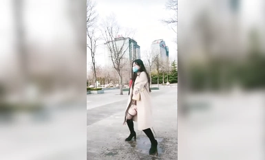 広場で太極拳をしていた美しい女性が、後ろにいた老人に見つかりそうになった。