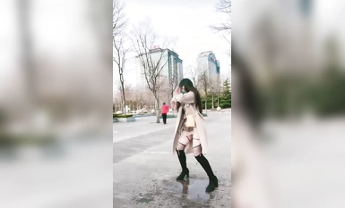 広場で太極拳をしていた美しい女性が、後ろにいた老人に見つかりそうになった。