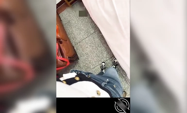 在KTV亂倫 強上姐姐後續又又又更新了！美腿翹臀騷貨姐姐，緊身牛仔褲 拖地 背影太誘惑弟弟了，拔下褲子干她 爽的又噴水了（1）