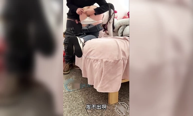 在KTV亂倫 強上姐姐後續又又又更新了！美腿翹臀騷貨姐姐，緊身牛仔褲 拖地 背影太誘惑弟弟了，拔下褲子干她 爽的又噴水了（1）