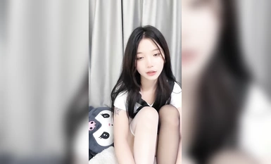 極品尤物美少女【帶小御回家】外表乖巧呆萌！收費房學生制服，黑白絲襪美腿，情趣內褲道具激情，雙管齊下流白漿