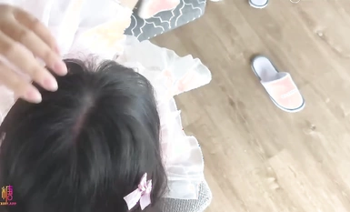 軟萌乖巧Lolita【喵喵醬】清純蘿莉別人眼中的班長學霸 表面看起來乖巧可愛 私下被主人爸爸帶酒店操小騷逼 按到落地窗前爆插