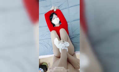 Cô gái quyến rũ [Ruanruantu Lt774523412] yêu đôi chân dài của nữ thần, đụ âm hộ chật chội qua chiếc tất và cảm nhận được sự ma sát trong chốc lát, biến nữ thần thành một con chó cái nóng nảy. .