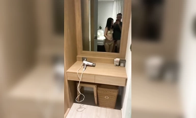 Filem terbaik dalam sejarah cuckolds Guangzhou menawarkan isterinya, seorang guru bahasa Inggeris, kepada seorang lelaki kulit putih untuk memperingati hubungan pertama isterinya, dia membuat vlog dari pertemuan ke urusan hotel.