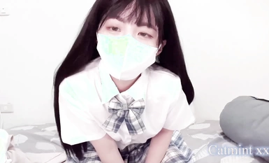 Gadis kecil yang manis dan comel di sebelah [catmint_2022] melancap di atas katil selepas tamat kelas, dia mempamerkan farajnya yang basah dengan meniup.