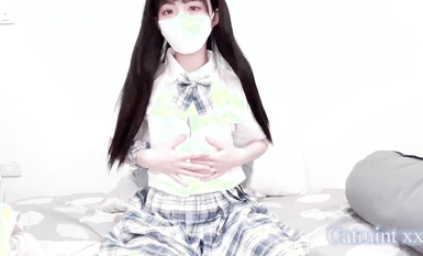 Gadis kecil yang manis dan comel di sebelah [catmint_2022] melancap di atas katil selepas tamat kelas, dia mempamerkan farajnya yang basah dengan meniup.