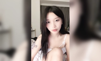 文靜乖巧嫩妹妹【帶小御回家】居家道具自慰！脫下睡衣貧乳嫩穴，情趣開襠內褲，掰穴揉搓特寫，翹起美臀，更是誘惑