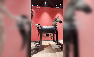 노예 소녀의 말 타기, 채찍질, 핥기 등 최신 영상입니다.