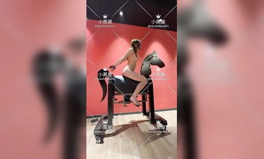 노예 소녀의 말 타기, 채찍질, 핥기 등 최신 영상입니다.