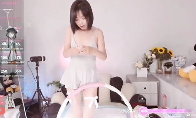 Stripchat【Hai_wei（Aileen_koko）】土豪指定任務，鄰居們有眼福了，長相甜美出眾，還玩得開，暴漏嫩穴了 (6)