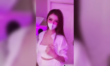 Selebriti Internet Douyin 35w merah jambu Bailin Xin secara tidak sengaja mendedahkan payudaranya semasa tarian langsung! Begitu besar, begitu besar, begitu besar!