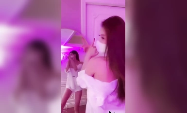 Selebriti Internet Douyin 35w merah jambu Bailin Xin secara tidak sengaja mendedahkan payudaranya semasa tarian langsung! Begitu besar, begitu besar, begitu besar!