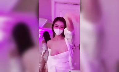 Selebriti Internet Douyin 35w merah jambu Bailin Xin secara tidak sengaja mendedahkan payudaranya semasa tarian langsung! Begitu besar, begitu besar, begitu besar!