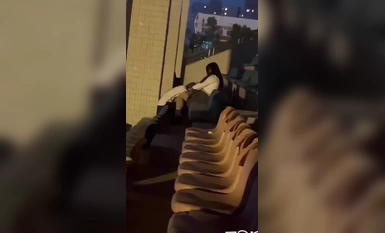 우한 이스트 레이크 대학 놀이터 멜론! 내부없이 필드 진공의 편의를위한 소녀들 경기장에서 그녀의 구강 성교를 미친 듯이 빨고 핥는 소년들!