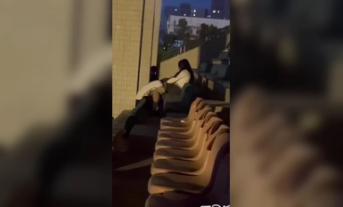 우한 이스트 레이크 대학 놀이터 멜론! 내부없이 필드 진공의 편의를위한 소녀들 경기장에서 그녀의 구강 성교를 미친 듯이 빨고 핥는 소년들!