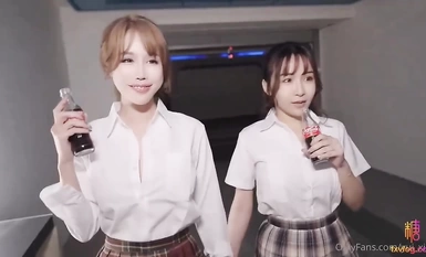 羞恥刺激高潮【辛尤里】網紅女神旋轉木馬上高潮，淫盪學妹帶壞清純學生妹，極品女神藝高人膽大 挑戰羞恥極限