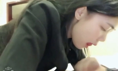 淫らな表情でフェラチオの精子を飲み込む美少女。