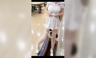 2024年新作，秀人網名模私拍，【小薯條】，公共場所保齡球館露出，大尺度，有漏點，周圍好多人呢