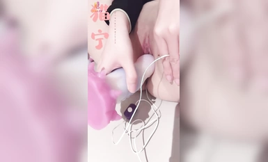 パンストを被ってソファでオナニーする世宇