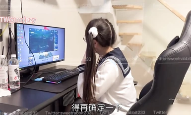 可愛學妹小狗〖軟萌兔兔醬〗陪玩的失身日記，忘穿內褲被發現後下葯迷操，雙馬尾是最好的方向盤