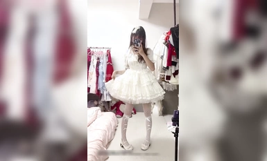 千嬌百媚美少女【軟軟兔Lt774523412】白色芙拉小姐全程lo鞋 被大雞巴哥哥站立後入 小騷穴太敏感被操尿了，美腿絲襪 白色美裙 美極了