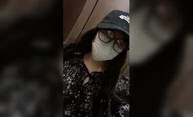 美乳小伪娘公共厕所射精，玩弄屁眼，捏粉嫩乳头