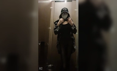 美乳小伪娘公共厕所射精，玩弄屁眼，捏粉嫩乳头