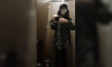 美乳小伪娘公共厕所射精，玩弄屁眼，捏粉嫩乳头