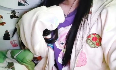 Twitter蘿莉〖小埋長不高〗可愛私拍，奶油肌膚挺乳粉穴 在外是老師同學眼中的乖乖女 在家是小母狗 (1)