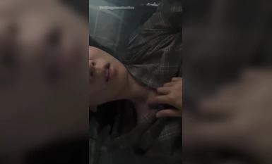 反差小淫娃【JULES】最近很出名的一個妹子，清純的臉龐沒想到騷到飛起，能肏能調教能露出很好玩很反差~