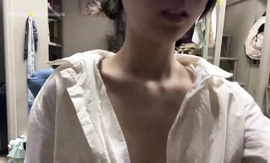 反差小淫娃【JULES】最近很出名的一個妹子，清純的臉龐沒想到騷到飛起，能肏能調教能露出很好玩很反差~