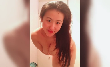 Ma Jingze, seorang wanita muda yang gemuk dan berdada besar di Yanqing, Beijing, meniup dan menelan air mani 2