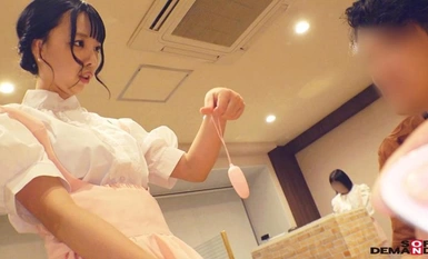 107SDAM-09003 你愿意穿着脱毛器为顾客服务吗？在家庭餐馆工作的女服务员 [Kono (21) F-cup] 害羞又文静，在兼职工作时撒尿并高潮！她欲火焚身，甚至在挑战结束后仍无法抑制自己的性欲，她的鸡巴被用力插进她的阴道！