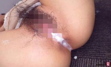 107SDAM-09002 你愿意穿着脱毛器为顾客服务吗？在一家家庭餐馆工作的女服务员 [Suzu (23) C-cup] 害羞又文静，在兼职期间撒尿并高潮！她欲火焚身，甚至在挑战结束后也无法抑制自己的性欲，于是她弄湿了自己的阴部，使劲活塞运动自己的鸡巴！