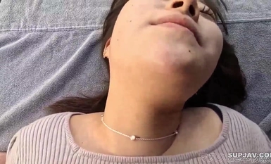 FC2-PPV-4317121 完全暴露！乃木坂美麗女大生，20歲！國道邊刺激的戶外性愛！大膽地以傳教士姿勢趴在地上，雙腿抬起，女牛仔姿勢，赤裸裸地站起來！ ！完成第一次拍攝，中出，全臉暴露！ 《個人拍攝》第408期個人拍攝原創