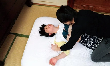 GIGL-719 Pagpunta ko sa bahay ng kaibigan ko, sa di malamang dahilan, lumabas ang kaibigan ko at kami lang ng nanay ng kaibigan ko ang nasa bahay...Hindi ko alam kung alam niya na matagal ko na siyang gusto. o hindi. "Gusto mo makipag-sex sa tita mo?