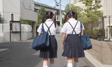 T38-001 我，一個暴露狂，被厚臉皮的女臭妹妹們擠到了邊緣。彩虹色 雛田 愛野 組美