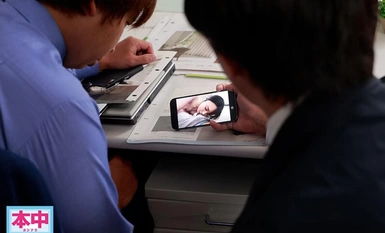 HMN-529 BSS내가 먼저 좋아했는데~. 좋아하던 어릴 적 친구에게 동료를 소개시켜줬을 뿐인데, 그 후 몇 번이고 질내사정을 당하는 몰카 동영상을 보여줬던 나. 백도 사계절