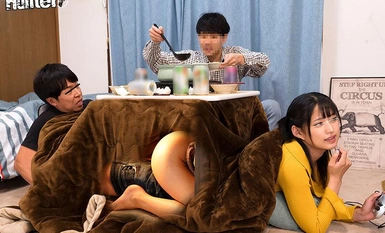 HUNTC-049 "ฉันเปียกกว่าปกติ..." NTR ข้างในโคทัตสึ! แอบมีเซ็กส์รุนแรงต่อหน้าเพื่อนสนิทกับแฟนเพื่อนสนิทใต้โคทัตสึโดยไม่มีใครรู้!