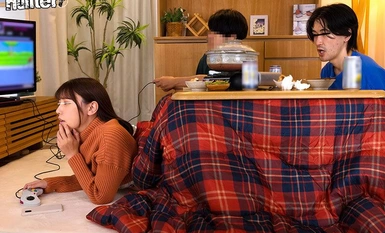 HUNTC-049 "ฉันเปียกกว่าปกติ..." NTR ข้างในโคทัตสึ! แอบมีเซ็กส์รุนแรงต่อหน้าเพื่อนสนิทกับแฟนเพื่อนสนิทใต้โคทัตสึโดยไม่มีใครรู้!