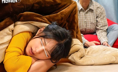 HUNTC-049 "ฉันเปียกกว่าปกติ..." NTR ข้างในโคทัตสึ! แอบมีเซ็กส์รุนแรงต่อหน้าเพื่อนสนิทกับแฟนเพื่อนสนิทใต้โคทัตสึโดยไม่มีใครรู้!