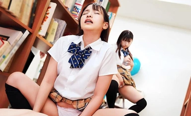 MFT-012 當我在圖書館學習時，學校裡兩個著名的蕩婦引起了我的注意，並開始在其他人沒有註意到的情況下與我發生性關係！ ！ 「這裡，我要給你一個舌吻，所以安靜點…」「這裡，你要去哪條路？」我很難選擇插入哪裡，所以我偷偷地保留著我的性感區沉默了.... ..2