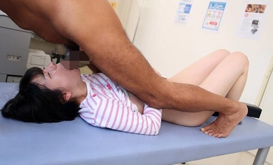 PIYO-193 "在你不应该感觉到的情况下...... "未成熟的阴道像钻头一样被大手指搅动，并被一个小鸡妹强行开发。