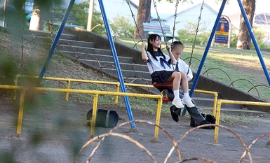 PIYO-193 "在你不应该感觉到的情况下...... "未成熟的阴道像钻头一样被大手指搅动，并被一个小鸡妹强行开发。