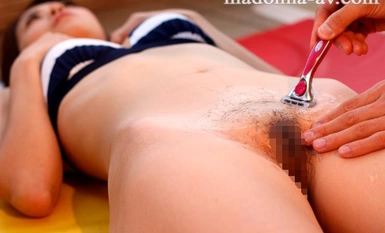 [ทำลายโมเสก] JUX-331 โกนหีออกแล้ว! - ภรรยาชุดว่ายน้ำโกนที่ไวหลังจากโกนหนวด ~ บทเรียนว่ายน้ำไร้ขนดิ้นด้วยความอับอาย ~ มากิโฮโจ