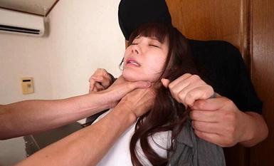 YMRK-017 以独居女职员为目标的人妖强奸团伙，强行进入其住所并强行与一名妇女发生性关系（YMRK-017）。