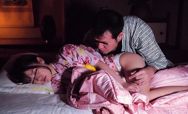 SUJI-222 Một cô gái xinh đẹp với bộ ngực nhỏ Yui bị bố chồng và anh trai bắt cóc và cưỡng hiếp trên đường về nhà.