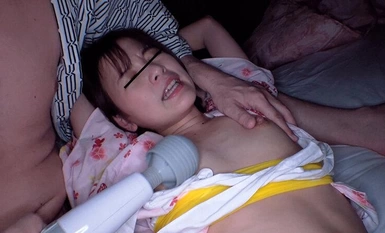 SUJI-222 Một cô gái xinh đẹp với bộ ngực nhỏ Yui bị bố chồng và anh trai bắt cóc và cưỡng hiếp trên đường về nhà.