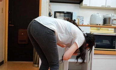 MRHP-031 家事代行サービスを頼んだらおばさんが来ると思ってたのに、デカ尻の美人妻が来た！お尻をムチムチさせながら家事をする姿に我慢できずセンズリしてたらバレてしまい、発情して中出し搾精されまくる！ 藍芽みずき