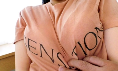 SIRO-5216 [Payudara besar loli yang tidak dapat dikalahkan! ] Gadis loli yang gementar itu mempunyai payudara yang sangat besar sehingga anda dapat melihat dengan jelas garis payudaranya walaupun melalui pakaiannya! Dia mengerang dengan suara anime sambil